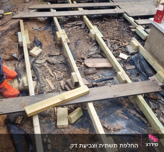 מבנה עץ בבנייה עם קורות עץ וקרשים